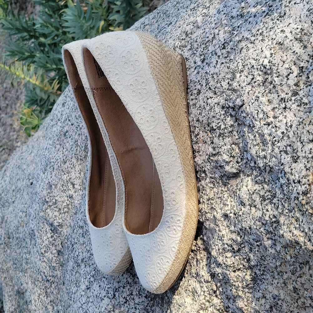 American Eagle White Fabric Eyelet Lace Slip On Womens Wedge Shoes Size 8.5W